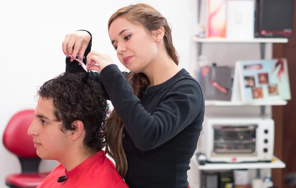 Algunos detalles solo para terminar un corte de pelo agradable y profesional con tijeras —  Fotos de Stock