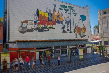 Curitiba, Brezilya - 12 Mayıs 2016: boyalı duvar altında bir istasyonu otobüs bekleyen tanımlanamayan kişi