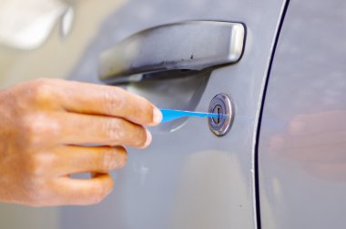 Eller, kilitli arabanın kapısını açmak için seçim araçlarını kullanarak anahtar kilit Hizmetleri