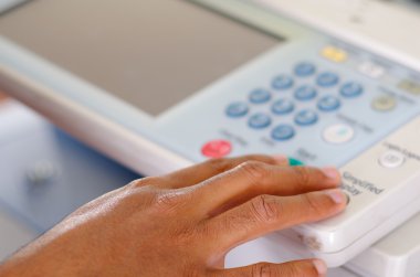 Closeup parmak basarak düğmeleri Fotokopi makinesi üzerinde görüntüler.
