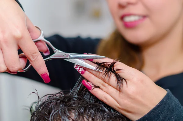 Forbici aperte pronte a tagliare i capelli di un uomo, colore nero e bagnato — Foto Stock