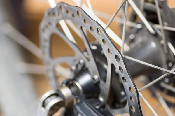 Closeup cogwheel anexado à roda de bicicleta, conceito de reparação mecânica — Fotografia de Stock