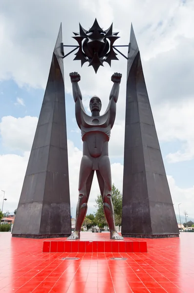 Quito, ecuador - 28 april 2015 historisches denkmal in roudabout im tal los chillos — Stockfoto