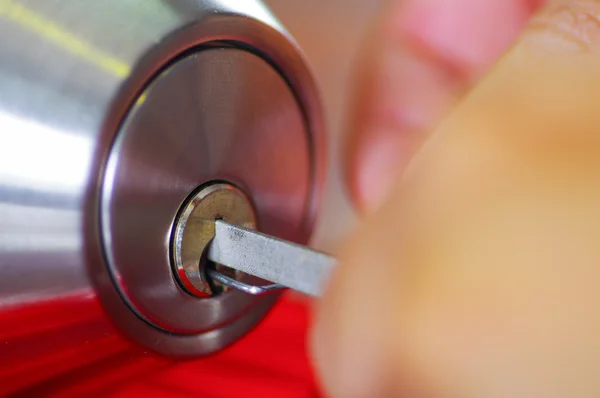 使用金属的锁匠特写手拿工具打开锁着的门 — 图库照片