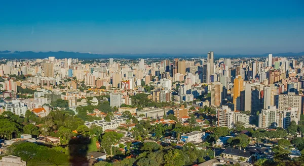 CURITIBA, BRASIL - 12 de maio de 2016: bela vista de alguns prédios da cidade, céu azul como fundo — Fotografia de Stock