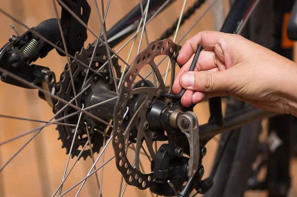 Mekanik bakım onarım sırasında aracı çalışma kullanma el vites bisiklet tekerleği dişli closeup detaylı bakmak — Stok fotoğraf
