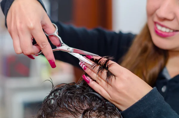 Parrucchiere sorridente fare un grande uomo taglio di capelli con le forbici — Foto Stock