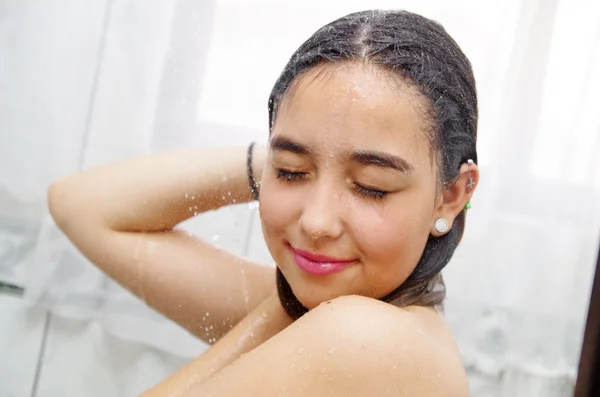 Headshot mladá žena sprchování — Stock fotografie