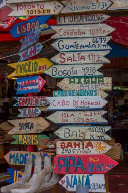 Punta Del Este, Uruguay - 06 Mayıs 2016: birçok ahşap oklar bir yazı adları ve bazı diğer şehirlerin uzaklık ile asılı