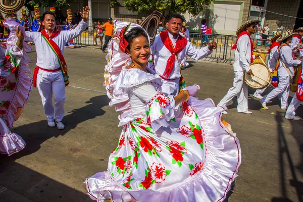 Artistas con trajes coloridos y elaborados participan en C — Foto de Stock