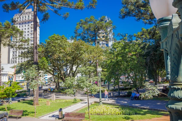 Curitiba, Brasilien - 12. Mai 2016: Einige Menschen entspannen sich in einem Park in der Innenstadt der Stadt — Stockfoto