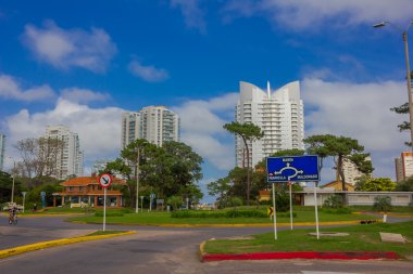 Punta Del Este, Uruguay - 06 Mayıs 2016: kaldırımlarda bazı ağaçlar la bazı modern binalara yakın güzel sokak
