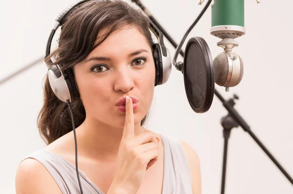 Hermosa joven cantando en estudio de música — Foto de Stock