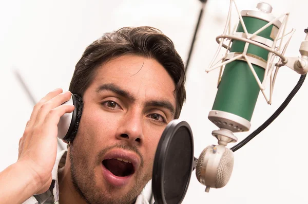 Hombre guapo cantando en el estudio de música — Foto de Stock