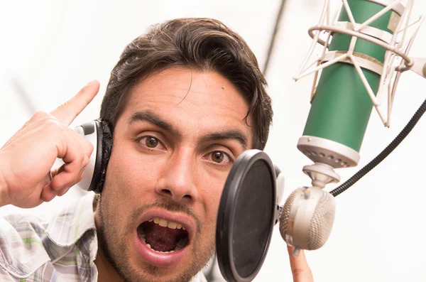 Handsome man singing in music studio — Stock Photo, Image