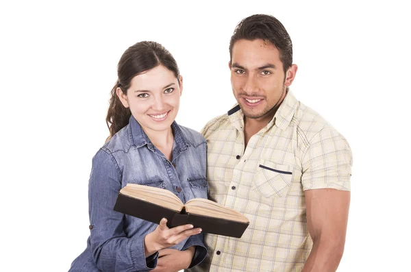 Par glada lyckliga attraktiva studenter håller boken — Stockfoto