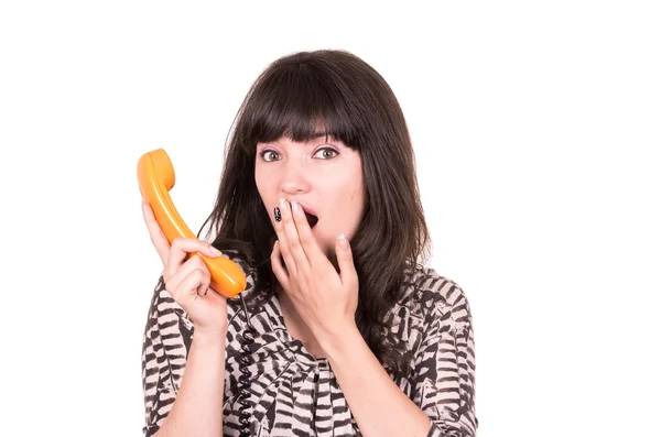 Mooie jonge vrouw via retro oranje telefoon — Stockfoto