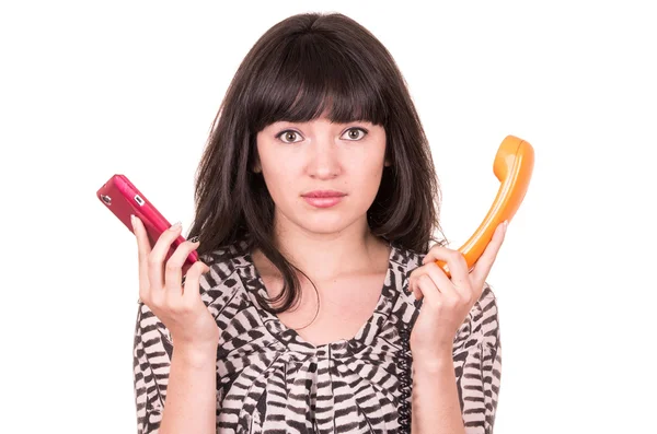 Bela jovem mulher usando laranja retro e telefone celular — Fotografia de Stock