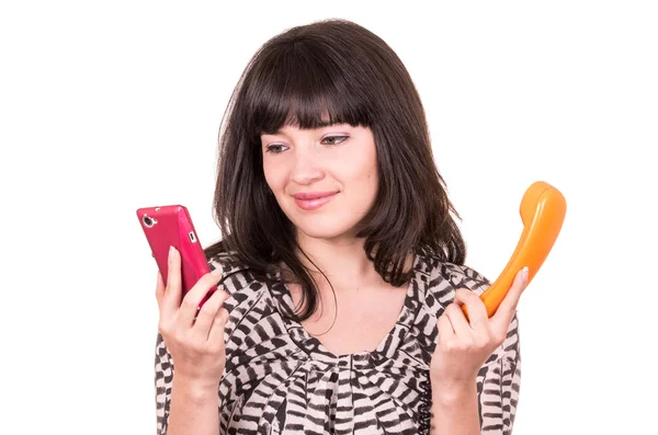 Hermosa mujer joven usando retro naranja y teléfono móvil —  Fotos de Stock