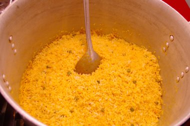 Bicolor pirinç, beyaz, sarı, küçük yeşil bezelye