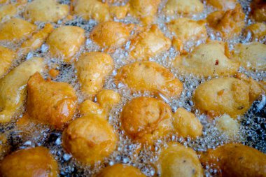 Küçük hamurları çok kızgın yağda girin, bu temas halinde kabarcıklar gelmek