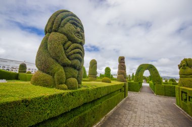 Tulcan, Ekvador - 3 Temmuz 2016: Mezarlığın birçok heykeli incaic ve aztek şekilleri var