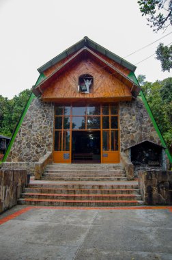 Pasto, Kolombiya - 3 Temmuz 2016: La Cocha Gölü'nde bulunan küçük lourdes bakire tapınağı