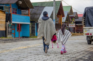 Pasto, Kolombiya - 3 Temmuz 2016: la cocha Gölü sokakta yürüme geleneksel giysileri ile yerli halkın