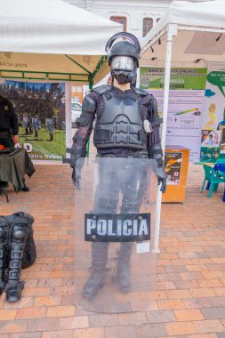 Pasto, Kolombiya - 3 Temmuz 2016: Manikin polis standı önünde duran polis ekipmanları ile dessed