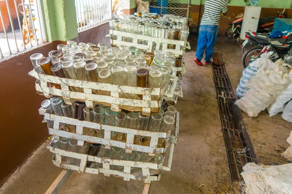 PINAR DEL RIO, CUBA - 13 SETTEMBRE 2015: Fabbrica di bevande alcoliche Guayabita nel centro città — Foto Stock