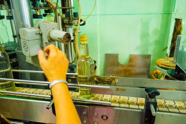 Pinar del rio, kuba - 13. September 2015: Guayabita-Fabrik für alkoholische Getränke im Stadtzentrum — Stockfoto