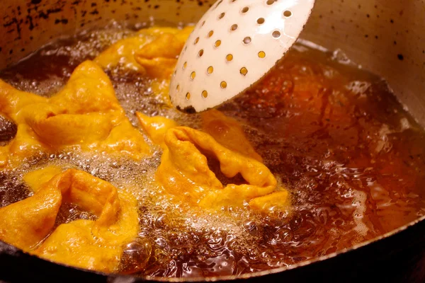 Hete olie koken heerlijk deeg, traditioneel nagerecht uit Ecuador — Stockfoto