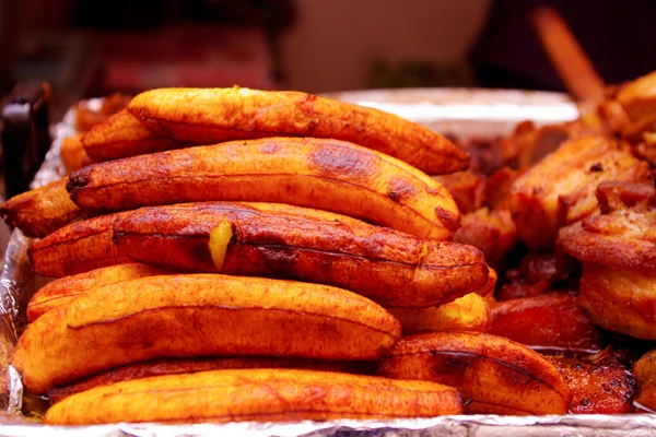Délicieuse banane frite, divers servis dans une assiette — Photo