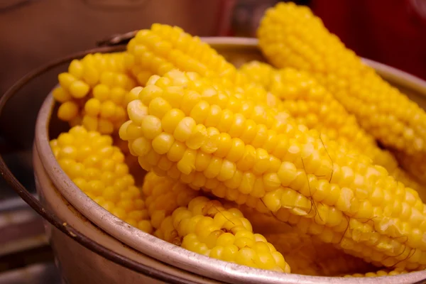 Milho amarelo cozido perto, pronto para servir. Tradicional na comida equatoriana — Fotografia de Stock