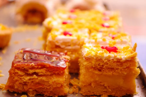 Two types of ecuadorian cakes, vanilla and manjar flavor — Stock Photo, Image