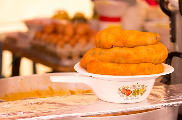 Deliciosas y apetitosas salchichas de cerdo crudo en un plato blanco — Foto de Stock