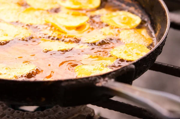 Le banane stanno friggendo su una padella d'acciaio, olio pulito all'interno — Foto Stock