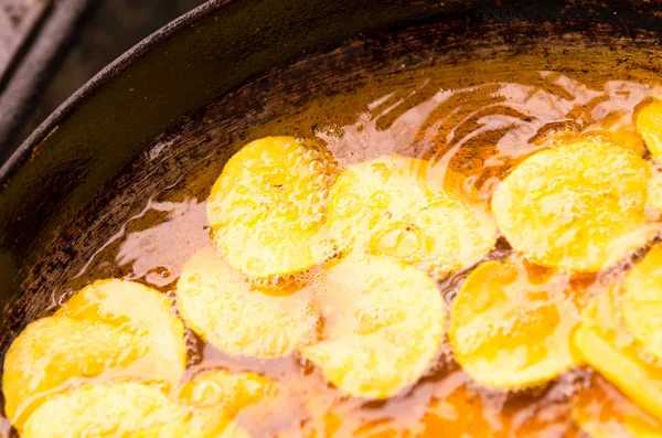 Le bolle appaiono intorno a banane quando il suo entrare in olio, banane fritte — Foto Stock