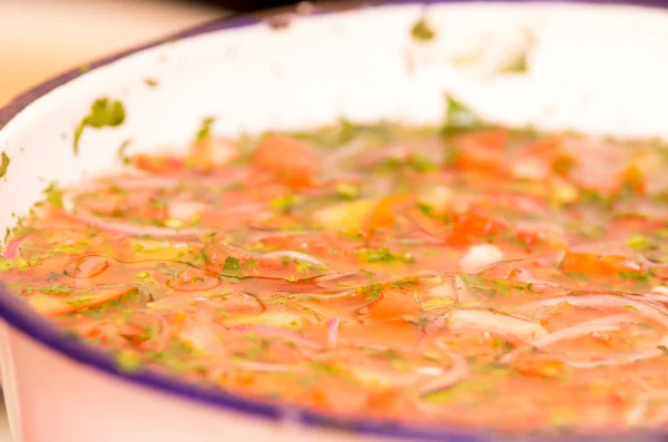 Primo piano di salsa interessante, dolce e insalata da mangiare con carne di maiale — Foto Stock