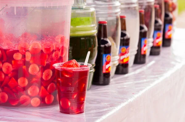 QUITO, ECUADOR - MARZO 23, 2016: Varias bebidas en el mercado, tradicionales vienen y bebe en vidrio plástico y Pony Malta — Foto de Stock