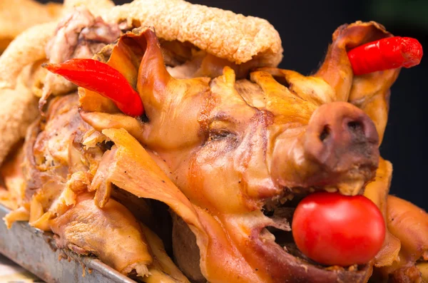 Cerdo asado decorado, boca abierta con tomate y pimientos en las orejas — Foto de Stock