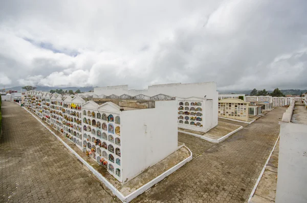 TULCAN, ECUADOR - 3 DE JULIO DE 2016: vista general del cementerio de la ciudad con muchas tumbas y caminos verticales —  Fotos de Stock