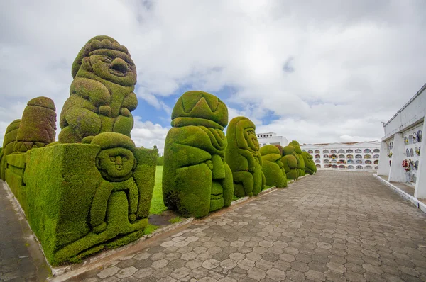 TULCAN, ECUADOR - 3 LUGLIO 2016: umani come sculture sul lato del sentiero del cimitero — Foto Stock