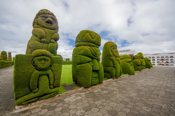 TULCAN, ECUADOR - 3 DE JULIO DE 2016: algunas figuras topiarias situadas en el jardín del cementerio —  Fotos de Stock