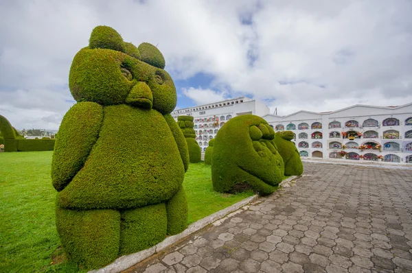 TULCAN, ECUADOR - JULHO 3, 2016: esculturas de animais localizadas ao lado de um caminho do cemitério — Fotografia de Stock