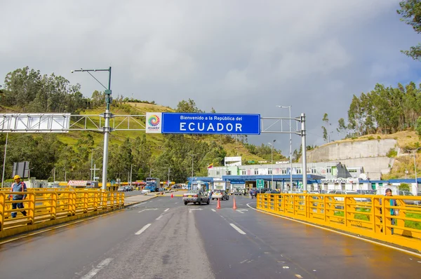 TULCAN, ECUADOR - 3 июля 2016 года: автомобили и люди, пересекающие границу между Эквадором и Колумбией — стоковое фото