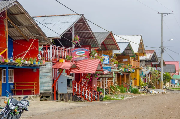 Pasto, Colombia-3 juli 2016: några Colorfull butiker som ligger på stranden av La cocha sjön — Stockfoto