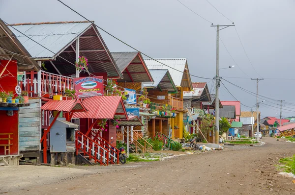 Pasto, Colombia - 3 juli 2016: några trevliga och colorfull trä hus med plåttak på stranden av lago la cocha — Stockfoto