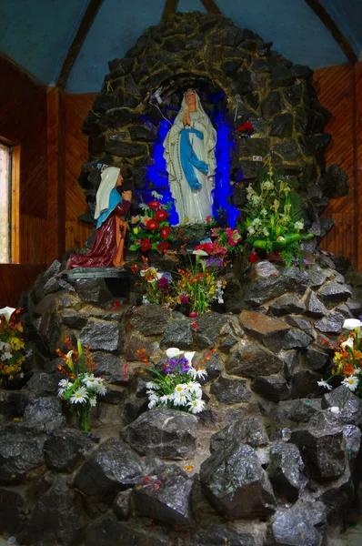 PASTO, COLOMBIE - 3 JUILLET 2016 : statue de la vierge à l'intérieur d'une chapelle située sur le lac de la cocha — Photo