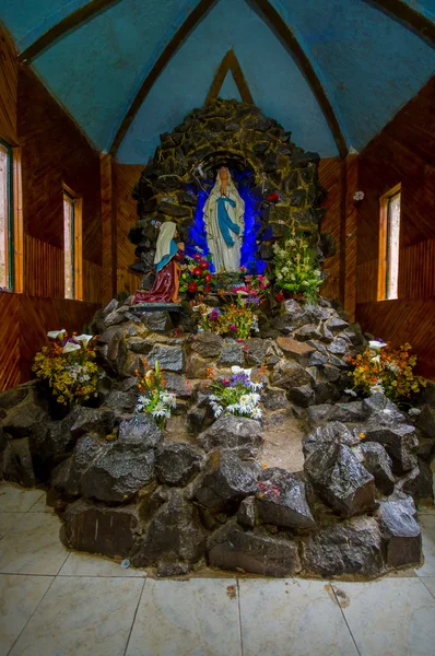 PASTO, COLOMBIE - 3 JUILLET 2016 : virgen de lourdes il est situé dans un petit sanctuaire dans le lac de la cocha près de la ville de pasto — Photo